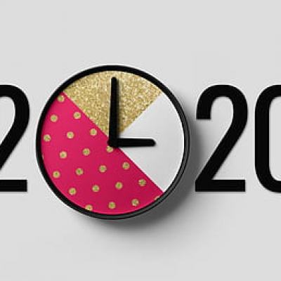 Wall clock designed as a pie chart with a pink and gold face and the numbers 2020 on a grey background